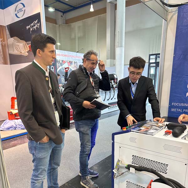 On-site explanation of the machine INTERHERRAMIENTA Austria la maquina laser