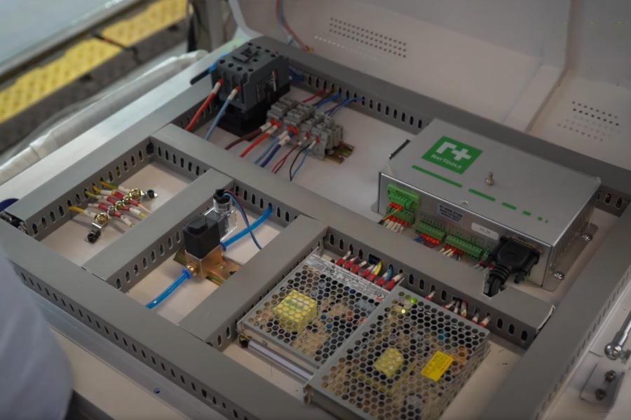 Laser welding control system Sistema de control de soldadura láser.