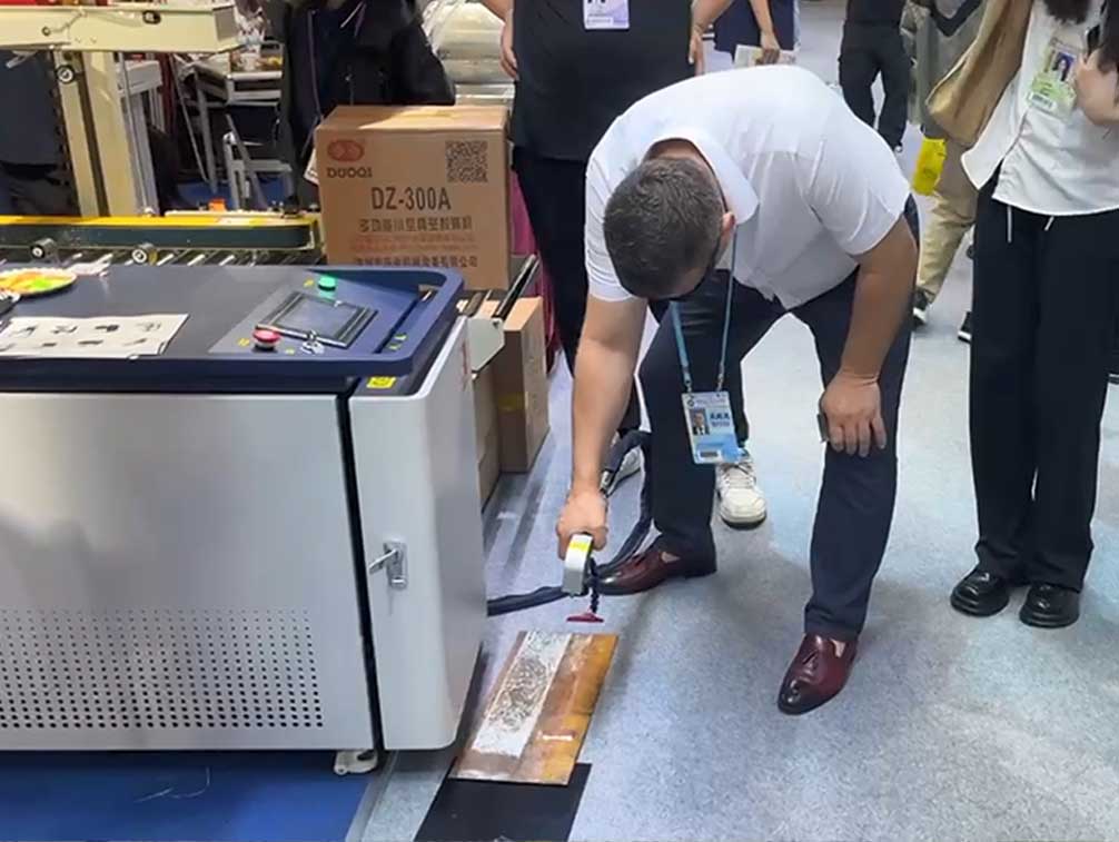 Limpieza de la 135ª Feria de Importación y Exportación de China