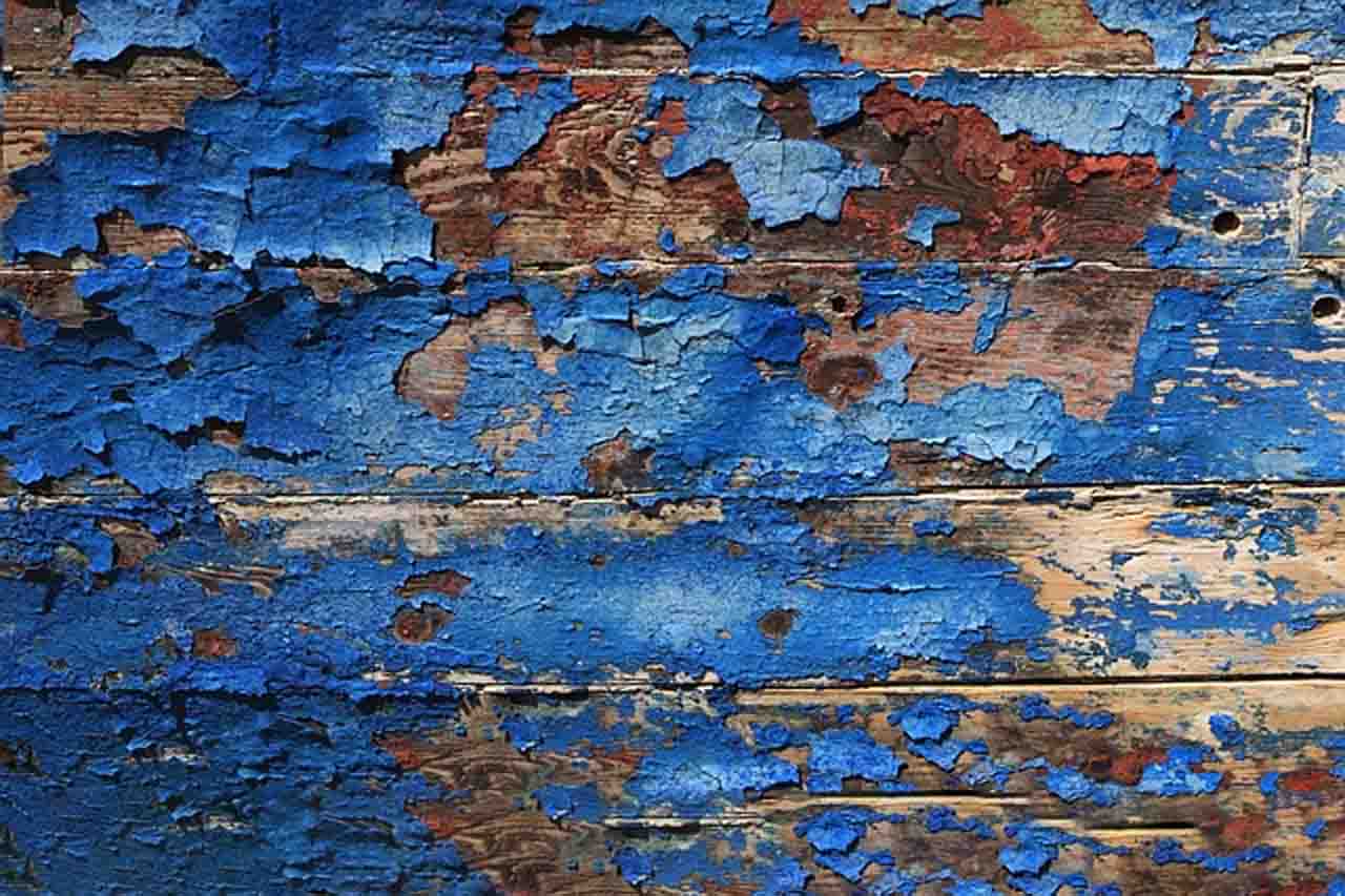 Pintura gastada sobre madera.