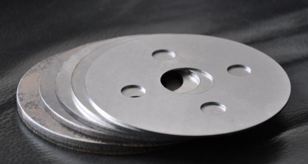 ¿Cuál es el grosor máximo de la placa de acero que se puede cortar mediante la máquina de corte por láser?
